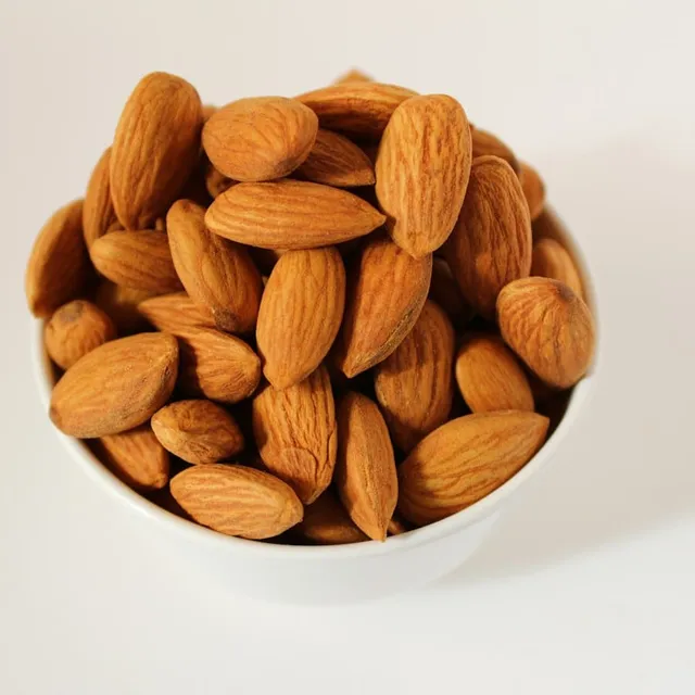لوز نيء